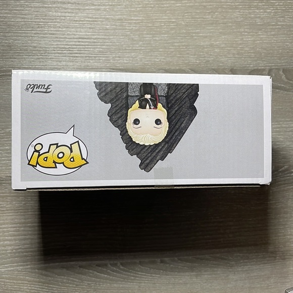 Danerys on throne Funko Pop - Picture 6 of 6